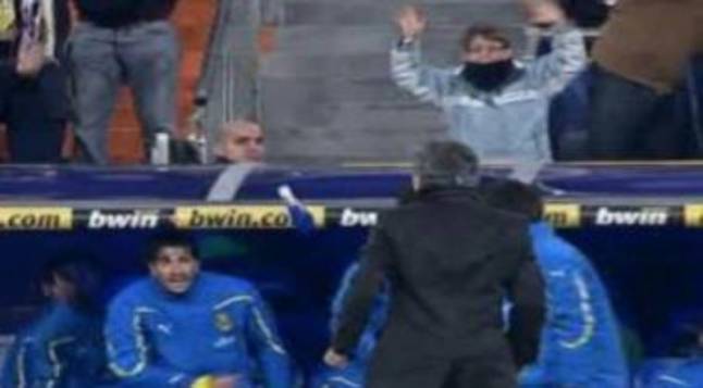 Μπουκάλι στον Μουρίνιο