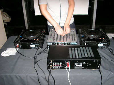Ο Mikee στα decks του Blend