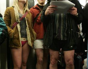 Κατέβασαν τα παντελόνια τους μέσα στο τρένο