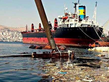 Σκουπίδια και κουφάρια πλοίων