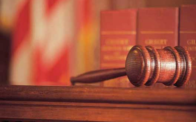 Την κατάργηση της αυτόφωρης διαδικασίας για μικροοφειλέτες του Δημοσίου ζητούν οι Δικηγορικοί Σύλλογοι