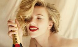 Η Scarlett και η… σαμπάνια