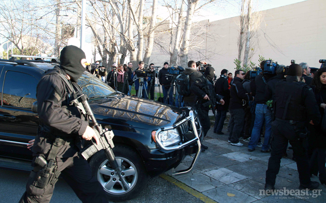 Επεισοδιακή η έναρξη της δίκης