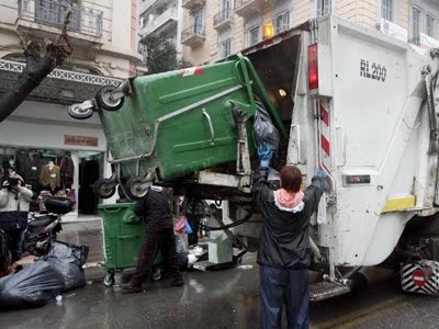 Κάδοι απορριμάτων με πυροτεχνήματα στα Τρίκαλα