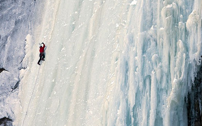Σκαρφαλώνοντας σε παγωμένο καταρράκτη