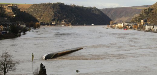 Σε αναμονή εκατοντάδες σκάφη στο Ρήνο