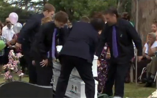 Συγκίνηση στην κηδεία του 13χρονου ήρωα της Αυστραλίας