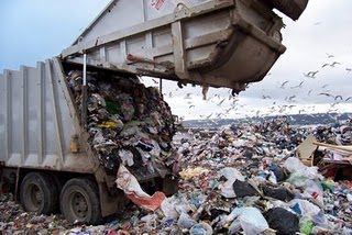 Απορριματοφόρο έγινε… πυροτέχνημα
