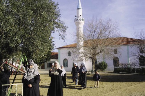 Στέλνει Αδελφότητες για να ελέγξει τη μειονότητα