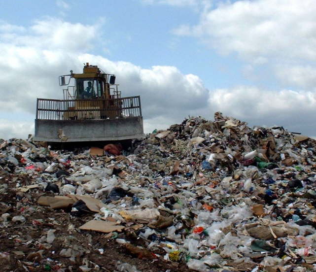 Ανάστατοι οι κάτοικοι για τα σκουπίδια στο Βαρθολομιό