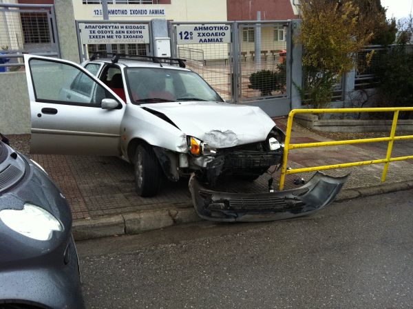 Αυτοκίνητο προσγειώθηκε σε σχολείο!