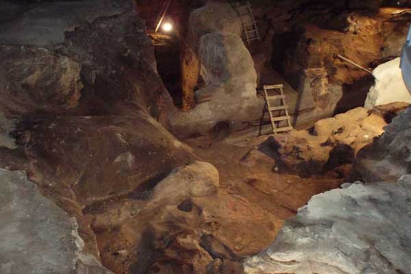 «Λουκέτο» στο Σπήλαιο Θεόπετρας