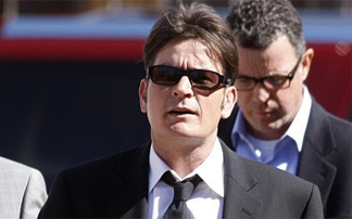 Το έριξε στις φιλανθρωπίες ο Charlie Sheen