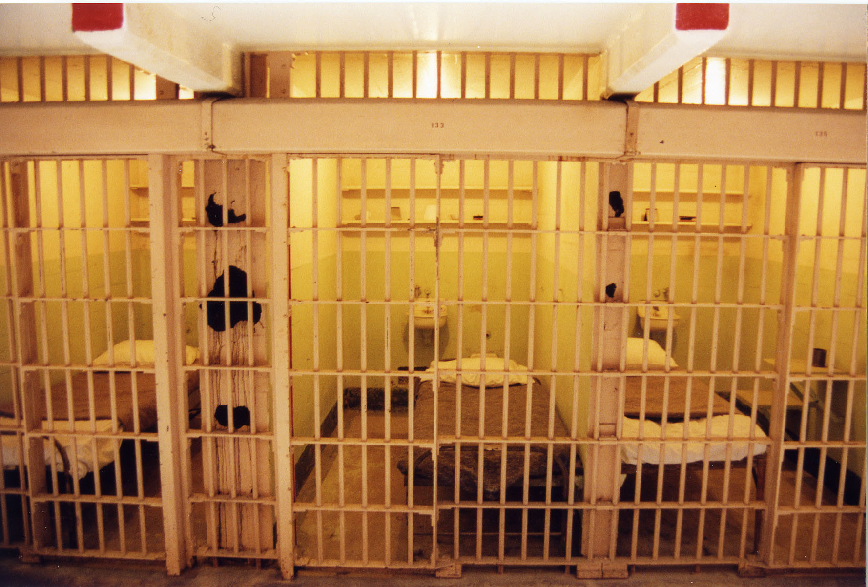 Κρατούμενος-γίγαντας δεν χωράει στο κελί του