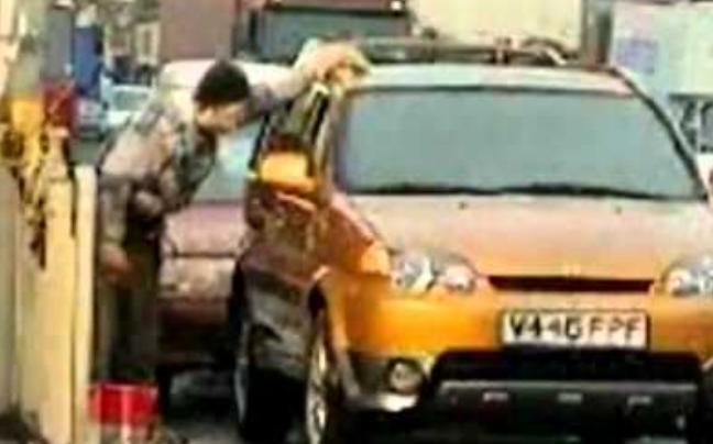 O οδηγός παίρνει πίσω το αίμα του