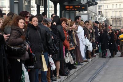 Συνωστισμός στις αποβάθρες του τραμ