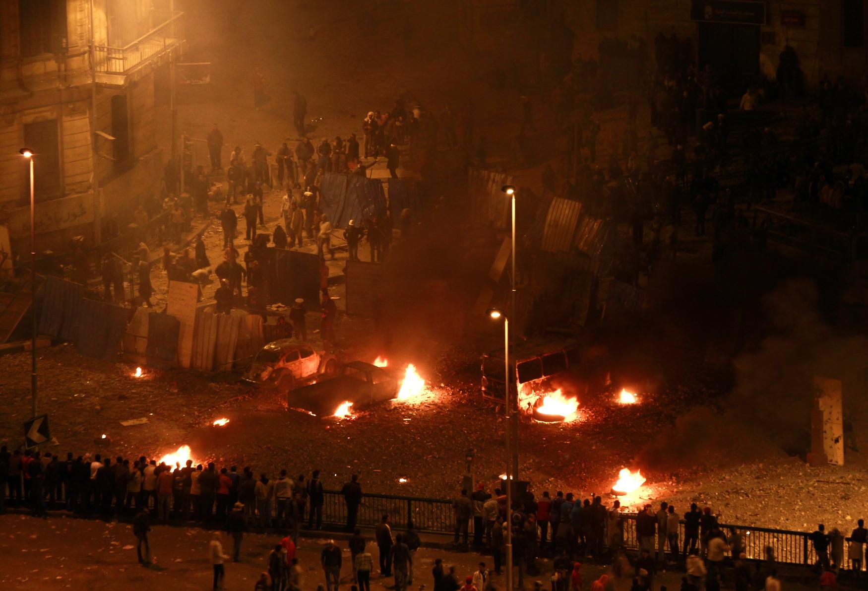 Ο στρατός παρατάσσει οχήματα στην πλατεία Ταχρίρ