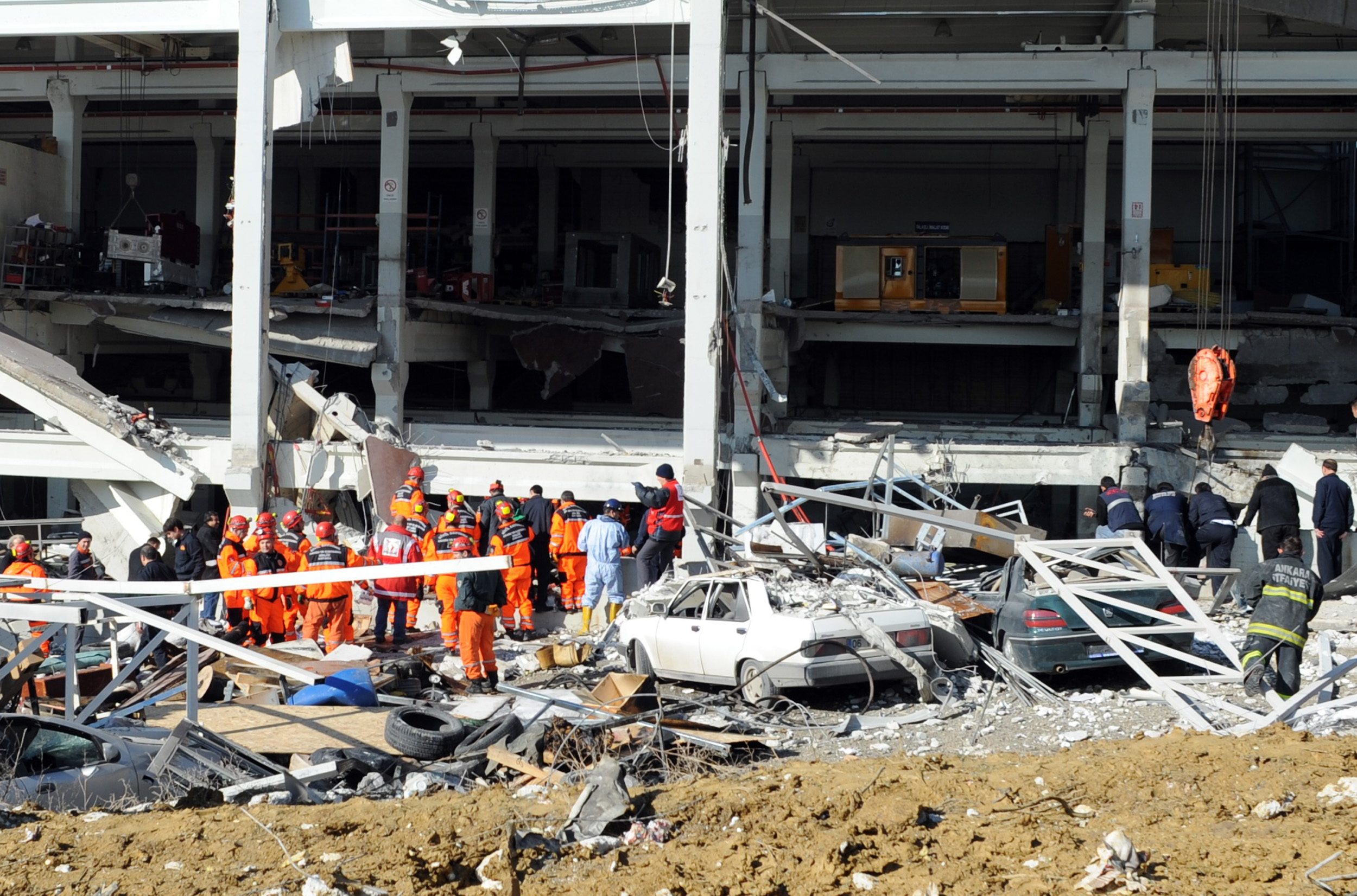Δεκαέξι νεκροί από τις εκρήξεις σε εργοστάσια της Τουρκίας