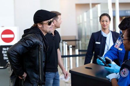 Δεν αναγνώρισαν τον Brad Pitt στο αεροδρόμιο!