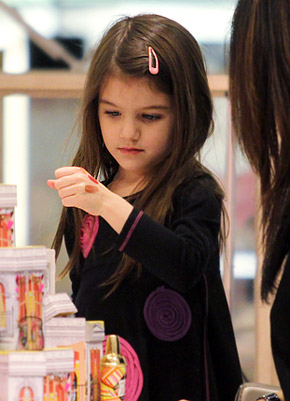 Η Suri Cruise ψάχνει για κραγιόν