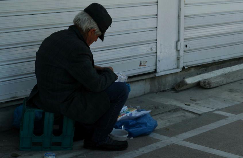 Επαίτης στο Βόλο βούτηξε στη θάλασσα για ένα δίευρο