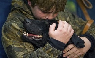 Υιοθετείται ο σκύλος που μύρισε τη βόμβα