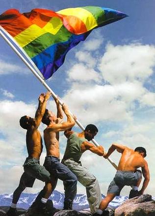 Έβαλαν στο δημαρχείο τη σημαία των… gay