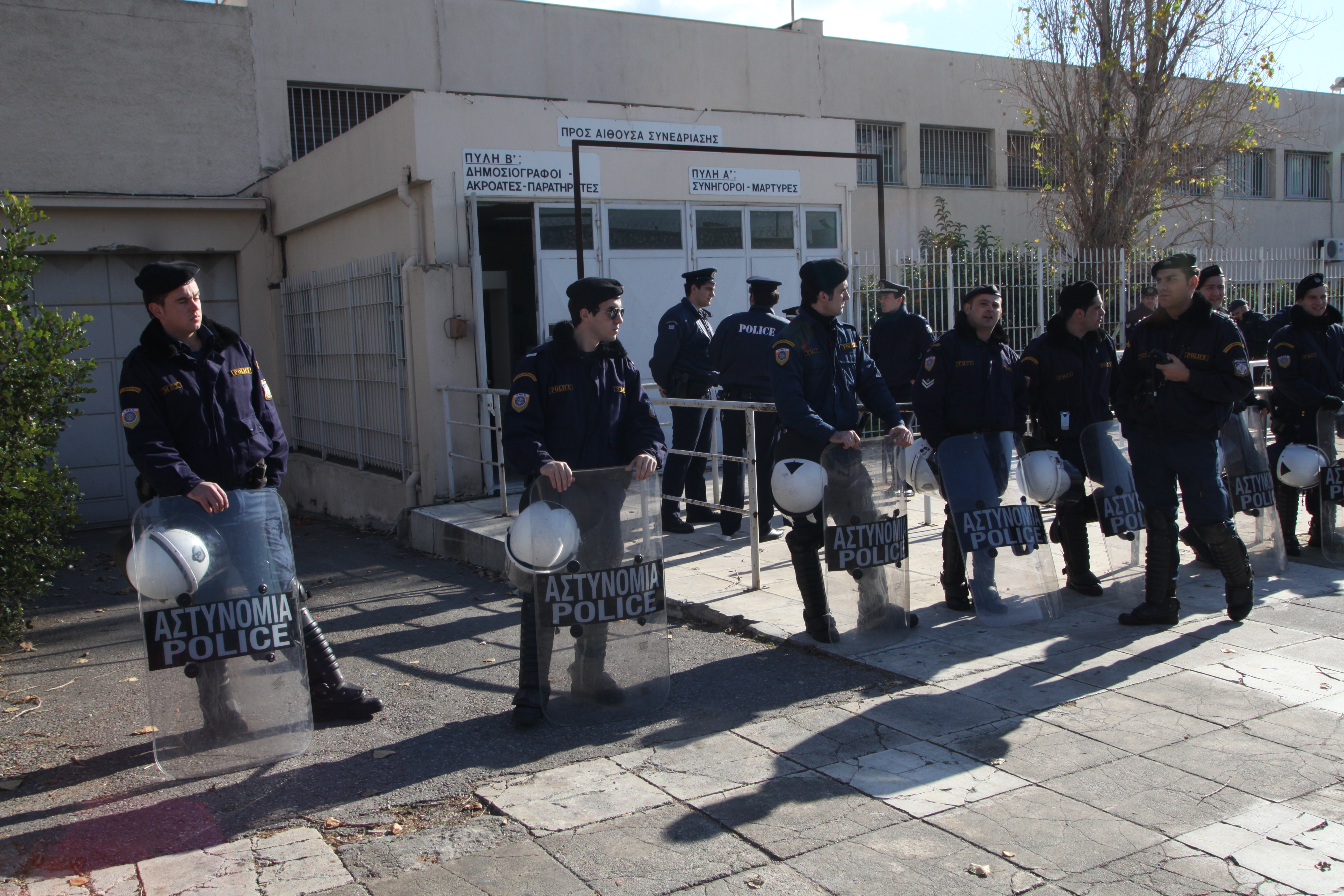 Η δίκη των «Πυρήνων» εξελίσσεται σε παρωδία