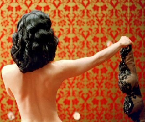 Πάντα προκλητική η Dita Von Teese