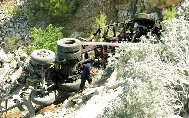 Μοιραία πτώση φορτηγού σε χαράδρα