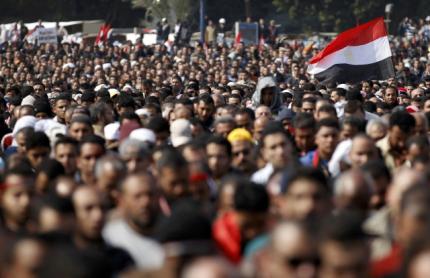 Διαδηλωτές έχουν κλείσει την είσοδο της κρατικής τηλεόρασης στο Κάιρο