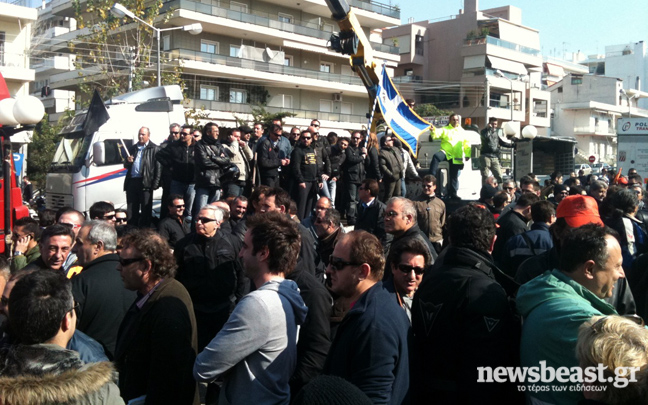 Στο υπουργείο Μεταφορών έφτασε η μηχανοκίνητη πορεία