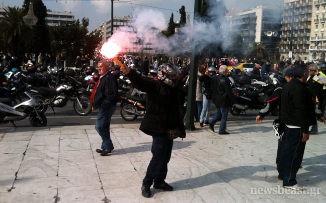 Διαδήλωσαν με&#8230; καπνογόνα