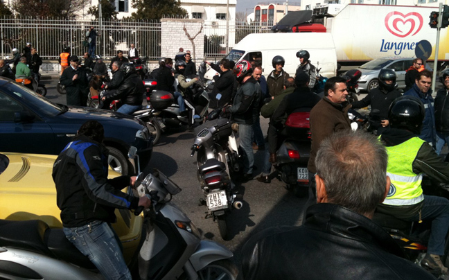 Μοτοσικλετιστές έξω από το σπίτι του προέδρου του ΣτΕ