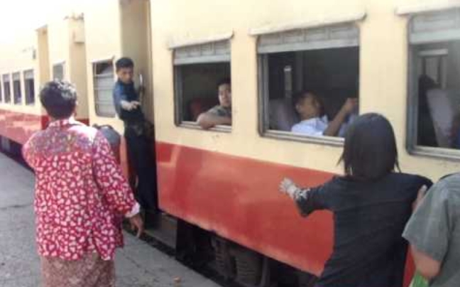 Έτσι μπαίνουν στα τρένα στην Μιανμάρ