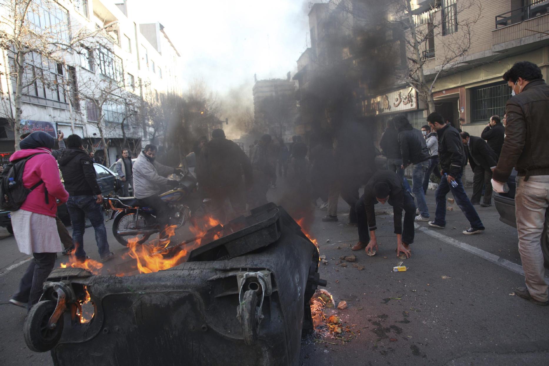 Συγκρούσεις διαδηλωτών με δυνάμεις ασφαλείας στο Ιράν