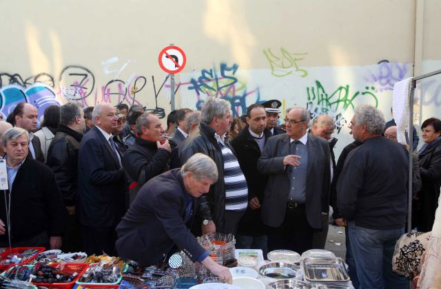 Αμετακίνητο από τη θέση του το παζάρι Πειραιά