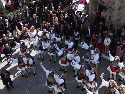 Τσικνοπέμπτη η αυλαία για τις αποκριές στη Νάουσα