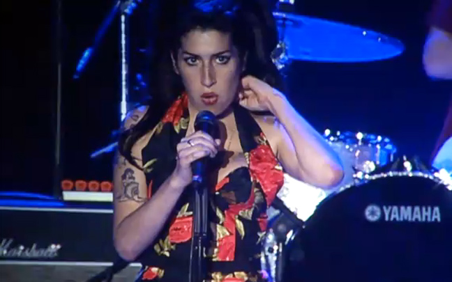 Όταν η Amy βαριέται να τραγουδήσει…