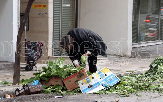 Μαζεύουν φαγητό από τα σκουπίδια