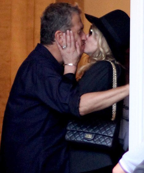 Ποιόν φιλάει στο στόμα με πάθος η Kate Moss;