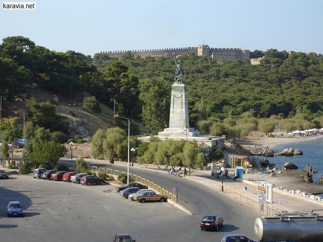 Μεθυσμένος οδηγός έπεσε σε σταθμευμένα οχήματα