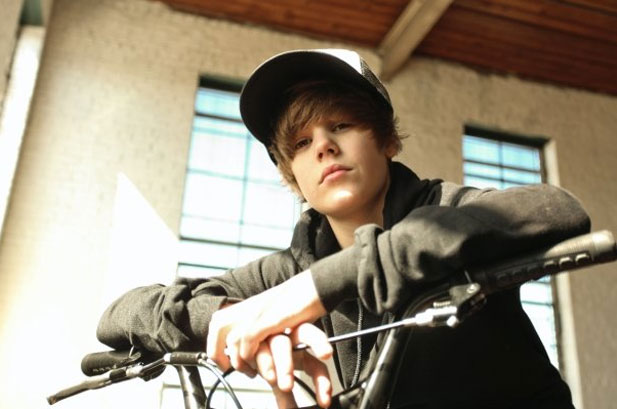 Εδώ ο κόσμος καίγεται και ο Justin Bieber κουρεύεται…