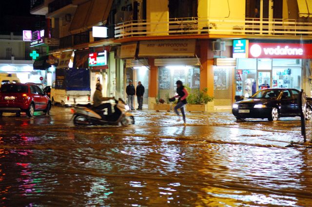 Πλημμύρισαν οι δρόμοι στο Ναύπλιο