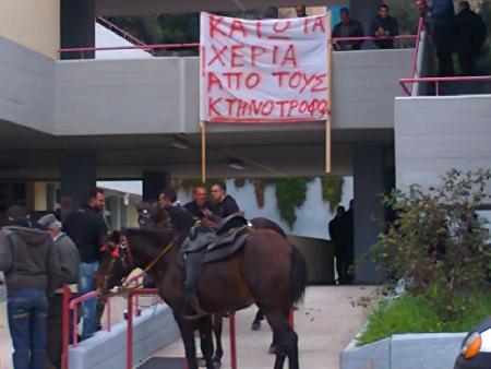 Αποκλεισμένο το δημαρχείο στο Βαθύ