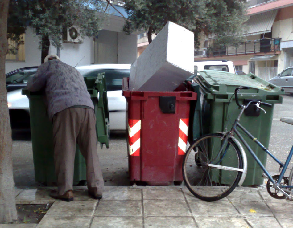 Ψάχνουν στα σκουπίδια ακόμα και για&#8230; αποτσίγαρα