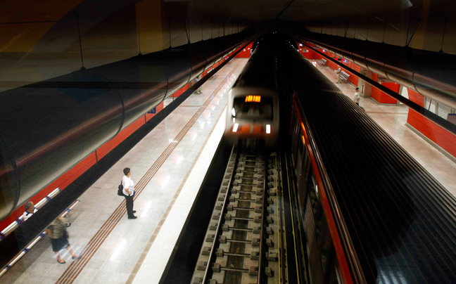 Εγκλωβίστηκε ανάμεσα σε δύο βαγόνια του μετρό