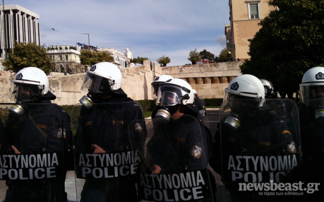 Και νέα επεισόδια τώρα έξω από τη Βουλή