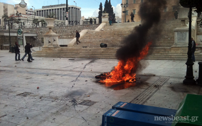 Μάχες σώμα με σώμα, στην&#8230; πυρά μηχανές της αστυνομίας!