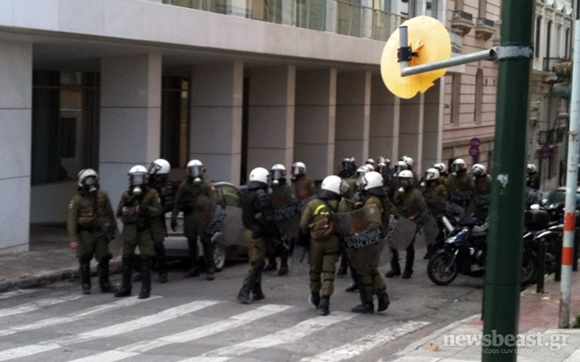 Πετροπόλεμος μεταξύ κουκουλοφόρων και ΜΑΤ